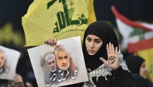 تسليم السلاح والتسليم باليد على امرأة