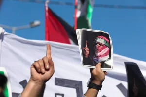 “ملثم” منذ أكثر من 20 عاماً… ماذا تعرف عن “أبو عبيدة” صوت “القسام”؟