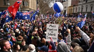 Des milliers d'Australiens manifestent contre l'immigration alors que des mises en garde sont émises contre la montée de l'extrême droite