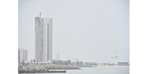 الهيز ظاهرة جوية تشهدها الكويت بين حين وآخر تؤدي لانخفاض الرؤية الأفقية