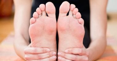 5 أمراض خطيرة قد تؤدي إلى تورم القدمين بشكل غير طبيعي أثناء الليل