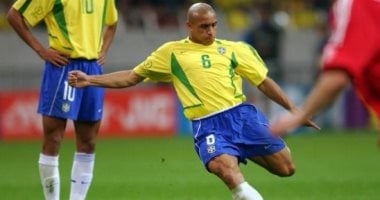 روبرتو كارلوس.. أسطورة الصواريخ ومحير الفيزياء أفضل ظهير فى تاريخ الكرة – اليوم السابع