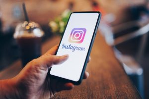 واتساب يتيح لمستخدمي آيفون إضافة روابط موثقة لحسابات إنستغرام