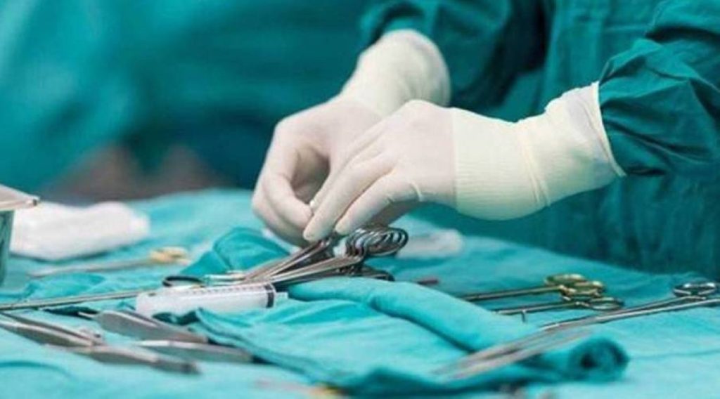 استئصال ورم ليفي بحجم خمسة أطفال من امرأة هندية