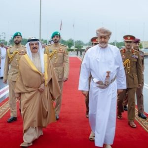 الملك يغادر مدينة صلالة بعُمان بعد زيارة خاصة تم فيها استعراض العلاقات التاريخية – الوطن