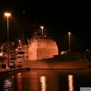 تحشيد أميركي غامض على سواحل فنزويلا.. مدمرات وغواصة نووية