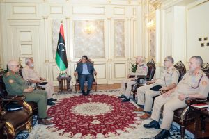 Al-Menfi discute avec les membres du comité militaire 5+5 des évolutions sécuritaires dans la région ouest