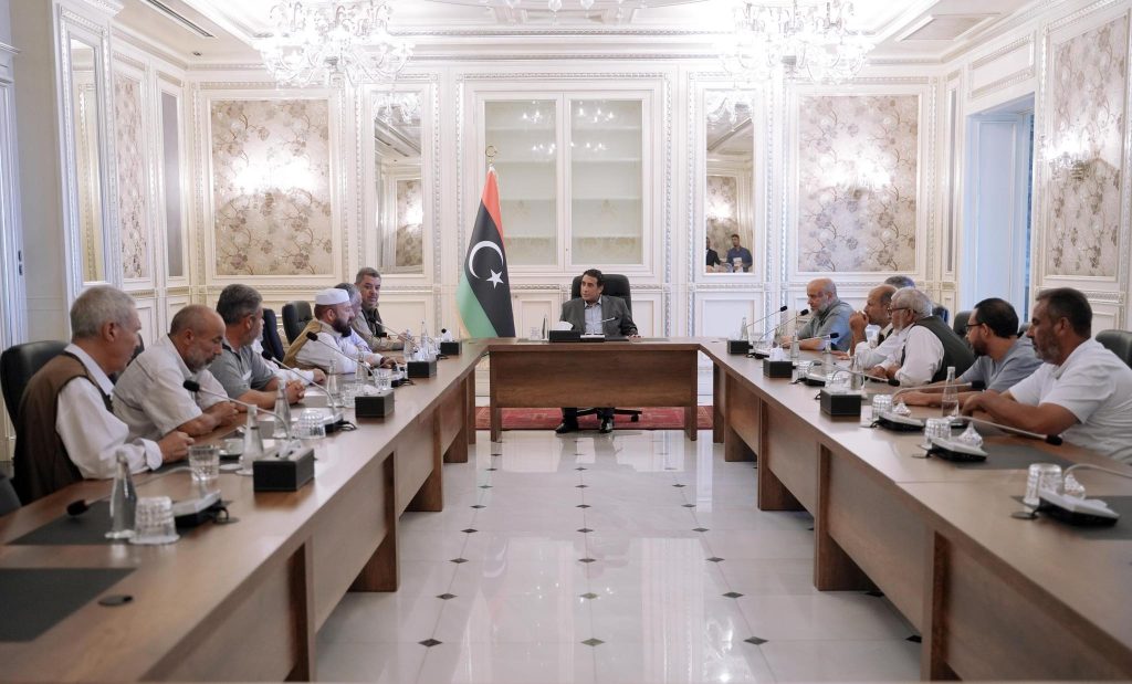 المنفي يلتقي وفداً من أعيان الساحل الغربي لبحث الأوضاع الأمنية ودعم جهود التهدئة بالمنطقة
