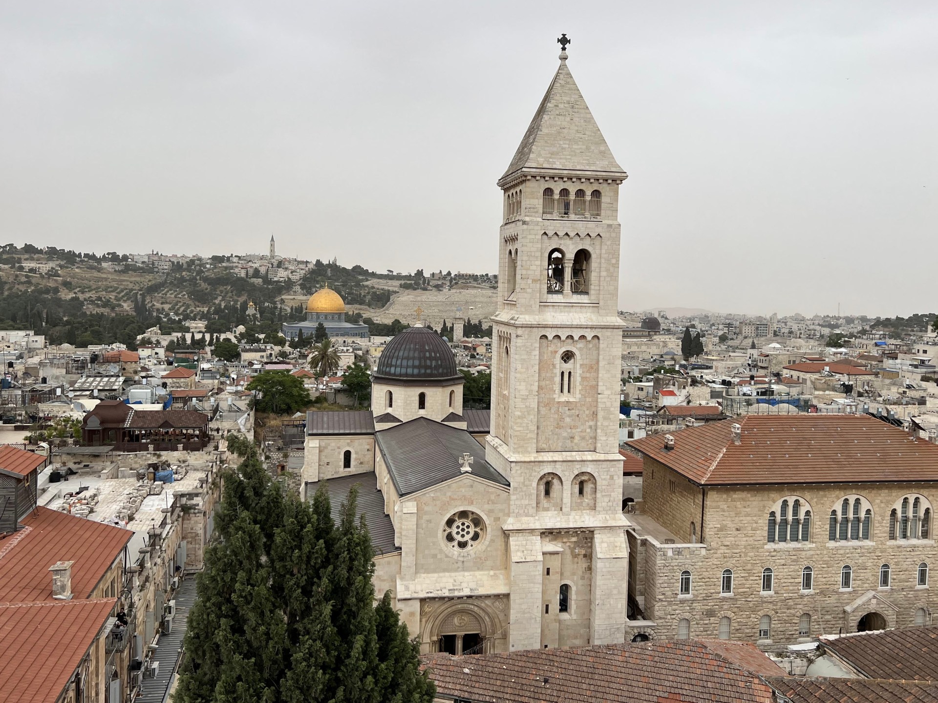 الاحتلال يجمد الحسابات البنكية للبطريركية الأرثوذكسية بالقدس