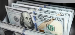 استقرار الدولار بعد تلميح باول لخفض الفائدة الأمريكية