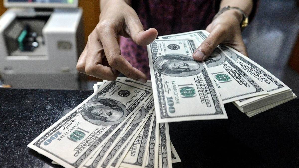 انخفاض الدولار بعد إقالة ليسا كوك من المركزي الأمريكي