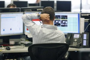 تراجع أسهم أوروبا وسط توتر في فرنسا ومخاوف إزاء استقلالية المركزي الأمريكي