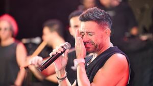 حفل حماقي في مراسي.. أشعل حماس الجمهور .. سر بكائه مع أغنية “ولا ليلة”| شاهد