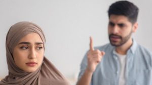 حكم تعمد الزوجة الخروج بدون إذن زوجها؟.. أمين الفتوى يجيب