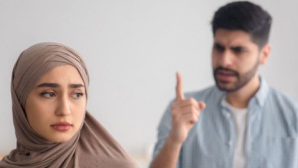 حكم تعمد الزوجة الخروج بدون إذن زوجها؟.. أمين الفتوى يجيب