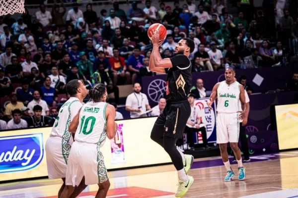 منتخب السلة وقع في المحظور وخسر أمام السعودي بكأس آسيا