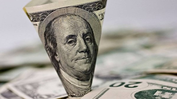 مفاجأة في سعر الدولار اليوم الأحد بعد قرار البنك المركزي