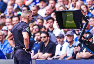 قبل ساعات.. استبعاد حكم تقنية الفيديو “VAR” في مباراة ليفربول وأرسنال
