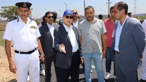 محافظ كفر الشيخ يتفقد أعمال رصف طريق روينة.. صور