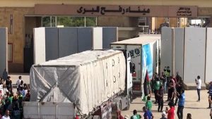 مراسل إكسترا نيوز: الاحتلال يعرقل دخول الشاحنات ويمنع تفريغ حمولاتها بمعبر كرم أبو سالم