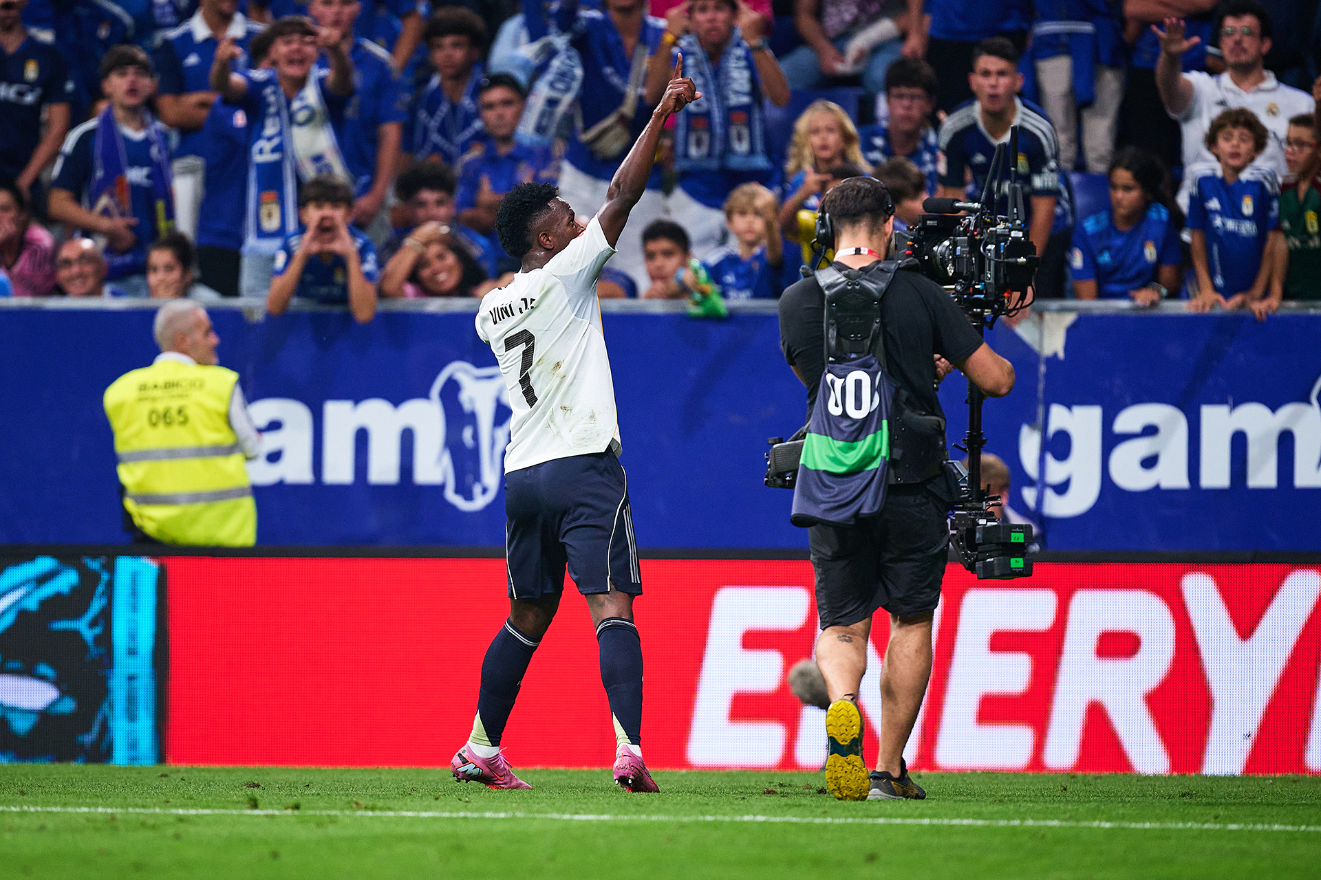 عنصرية وشتائم واستفزاز.. كواليس معركة فينيسيوس وجماهير أوفييدو