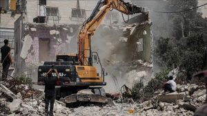 إسرائيل تهدم منشآت بالضفة.. ومستوطنون يمنعون فلسطينيين من العودة لأرضهم
