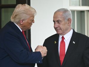 إعلام إسرائيلي: ترامب ونتنياهو يثرثران بينما الأسرى يتعفنون في غزة