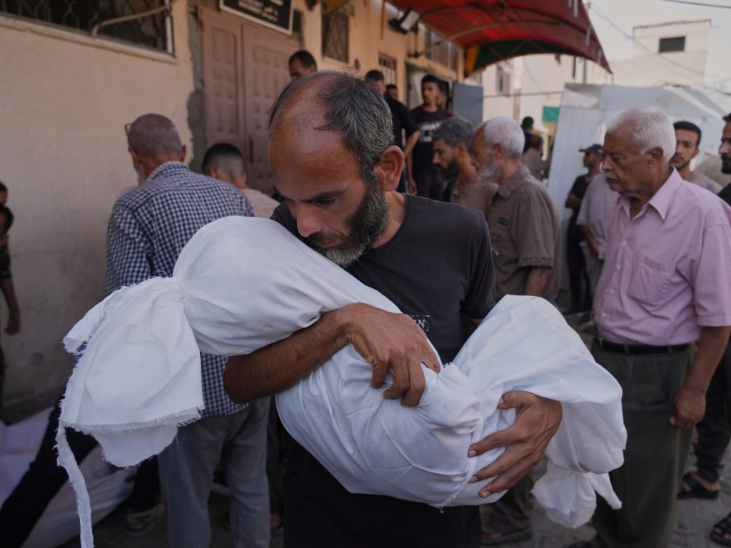 استشهاد 26 فلسطينياً في غزة منذ فجر اليوم بقصف الخيام وتجمعات المنتظرين