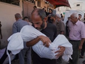 استشهاد 26 فلسطينياً في غزة منذ فجر اليوم بقصف الخيام وتجمعات المنتظرين