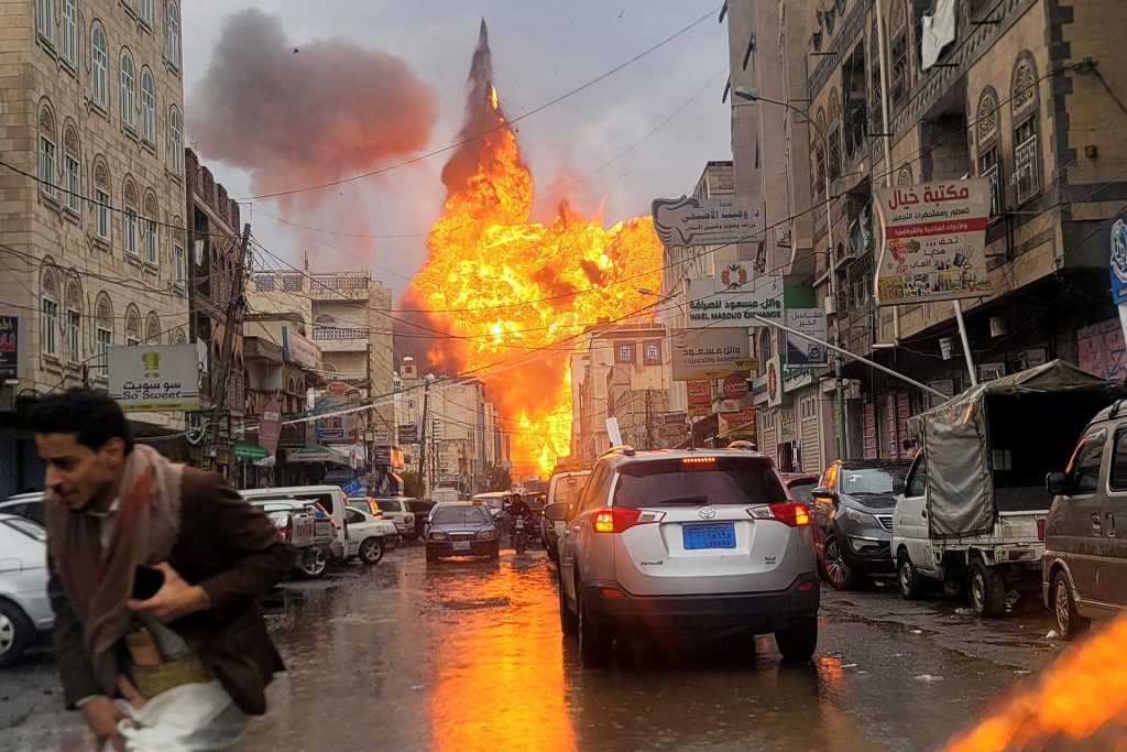بين “ضربة حظ” و”استهداف جبان”.. جدل بالمنصات حول اغتيال إسرائيل رئيس وزراء الحوثيين