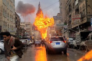 بين “ضربة حظ” و”استهداف جبان”.. جدل بالمنصات حول اغتيال إسرائيل رئيس وزراء الحوثيين
