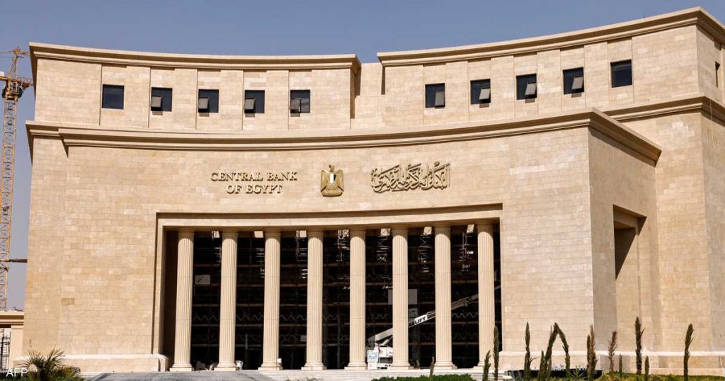 استطلاع لرويترز يتوقع خفض أسعار الفائدة في مصر بنحو 100 نقطة أساس يوم الخميس
