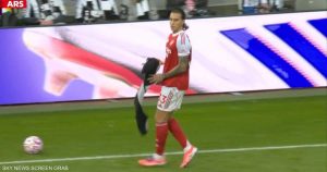 فيديو للقطة “المنشفة”.. وجدل بشأن قانون غريب في البريميرليغ