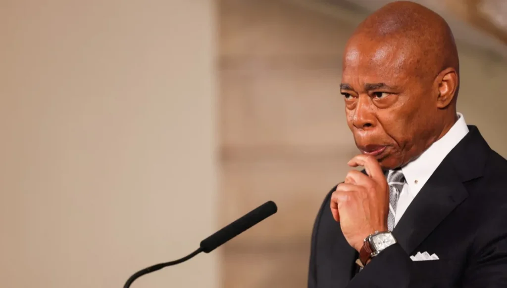 إريك آدامز ينسحب من السباق إلى رئاسة بلدية نيويورك