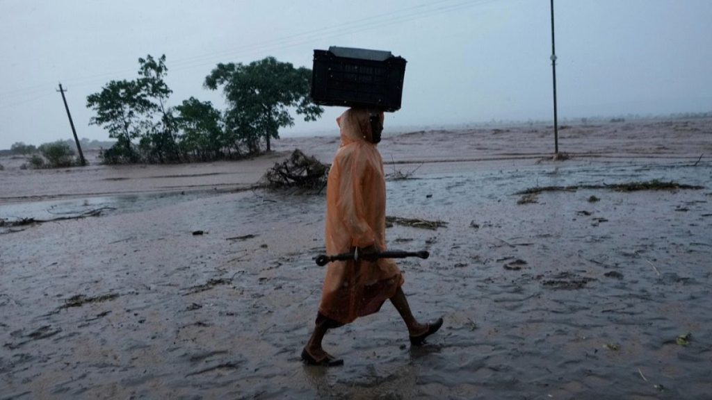 Inondations et glissements de terrain successifs frappent le nord de l'Inde et isolent le Cachemire