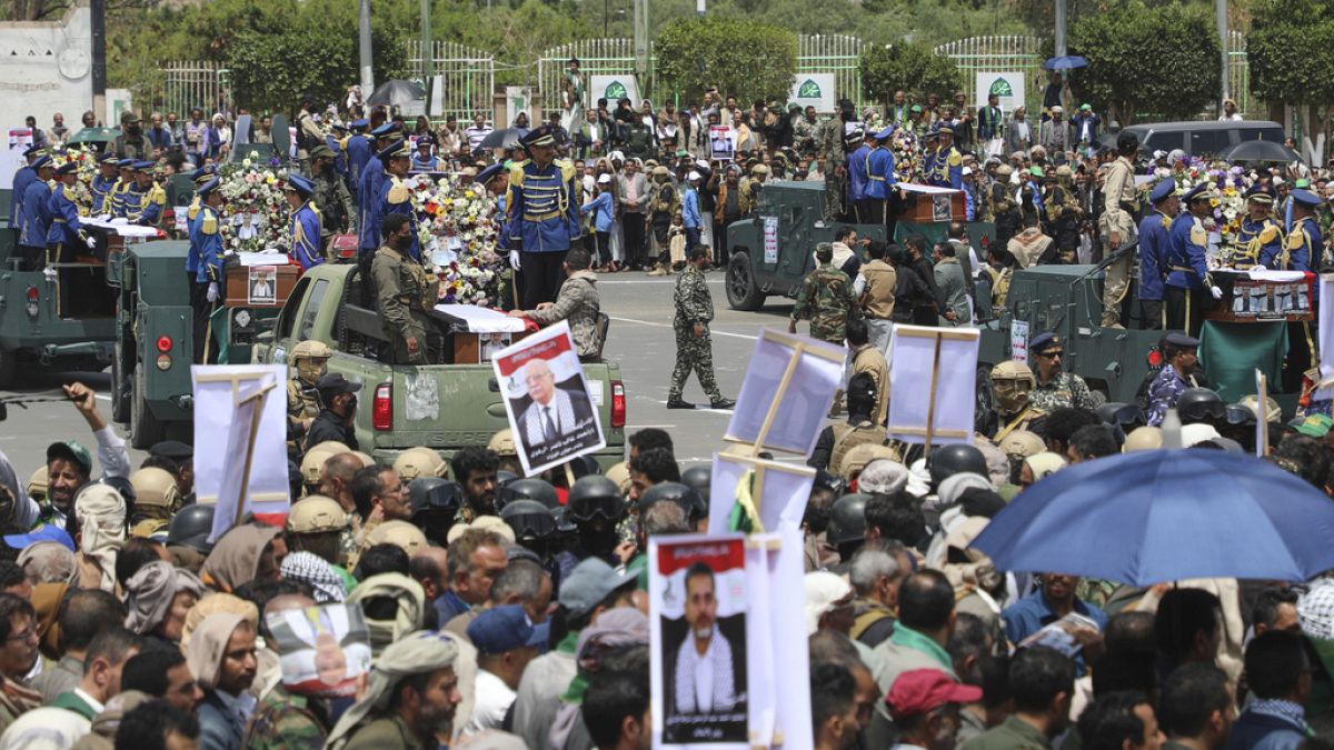 Les Houthis inhumant leur Premier ministre et des responsables tués dans une frappe israélienne