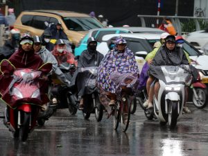 فيتنام تجلي الآلاف وتغلق المطارات مع وصول إعصار بوالوي