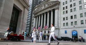 وول ستريت.. المستثمرون يقبلون على شراء أسهم التكنولوجيا | صحيفة الخليج