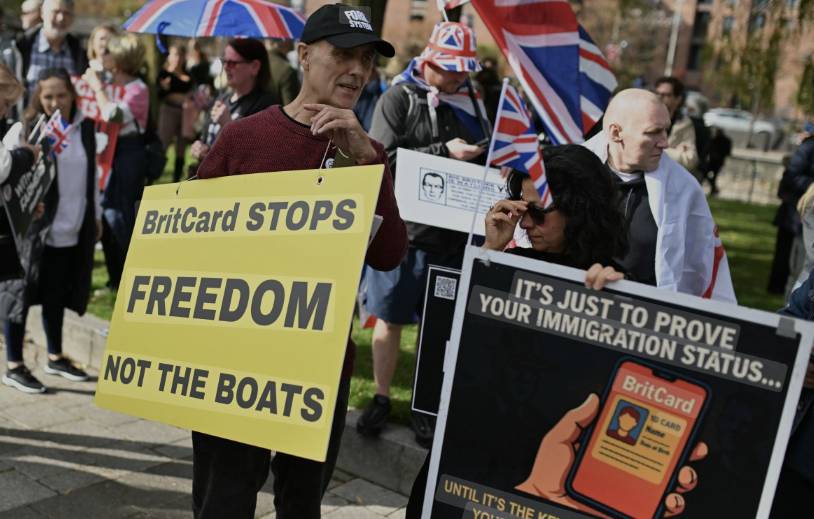 بريطانيا تشدد في منح الإقامة الدائمة للمهاجرين