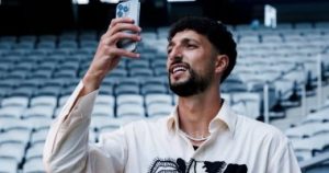 وسام أبو على يتابع قمة الأهلي والزمالك من أمريكا.. صور – اليوم السابع