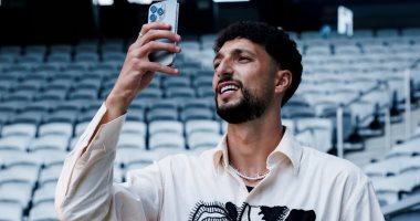 وسام أبو على يتابع قمة الأهلي والزمالك من أمريكا.. صور – اليوم السابع