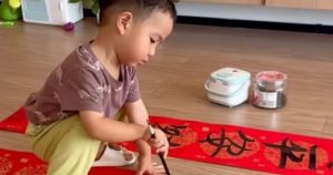 Un enfant chinois de 3 ans émerveille le monde par ses compétences impressionnantes en calligraphie