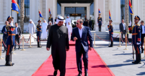 Le président El-Sissi accueille Cheikh Mohamed ben Zayed à l'aéroport du Caire lors d'une visite fraternelle