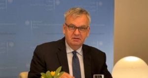 سفير ألمانيا بالقاهرة: ما يحدث فى غزة مأساة كبيرة.. ومصطلح “إبادة” يقرره القضاء.. علاقتنا بإسرائيل قد تؤثر على مسار الحرب ونأمل فى وقف إطلاق نار وتحسين الأوضاع الإنسانية.. ونرفض تهجير الفلسطينيين لأسباب قانونية