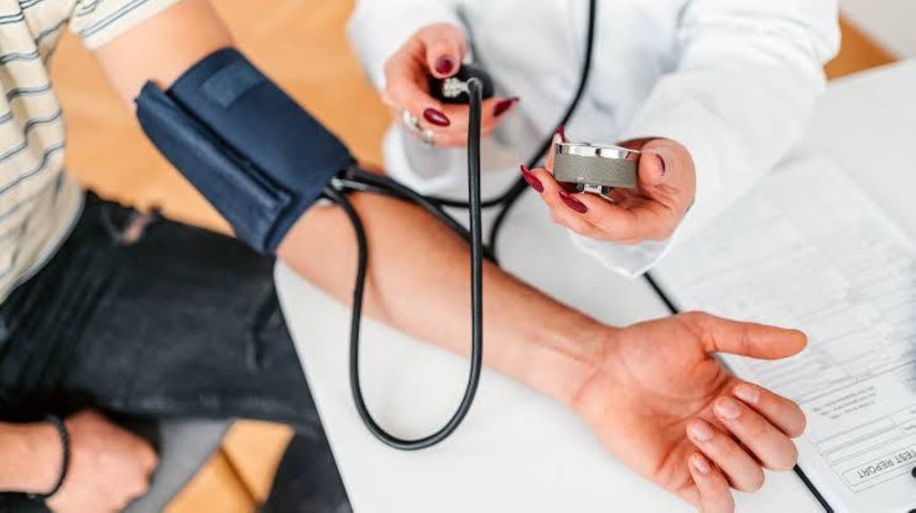 مشروبات غازية وأطعمة جاهزة.. وصفة مثالية لارتفاع الضغط