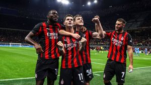 ميلان يهزم نابولي ويتصدر الدوري الإيطالي