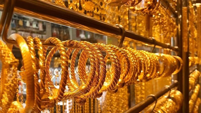 الذهب يحافظ على مكاسبه وسط توقعات بخفض الفائدة الأمريكية.