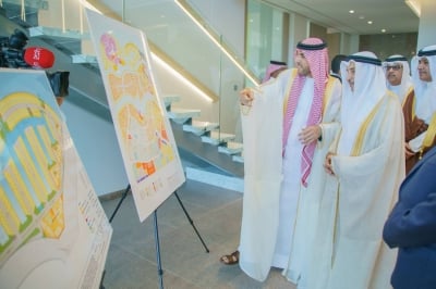 خالد بن عبد الله يطلع على مشروع النسيم في ديار المحرق