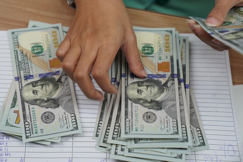 الدولار يهبط.. والإسترليني يستقر بعد أسبوع مرير | صحيفة الخليج