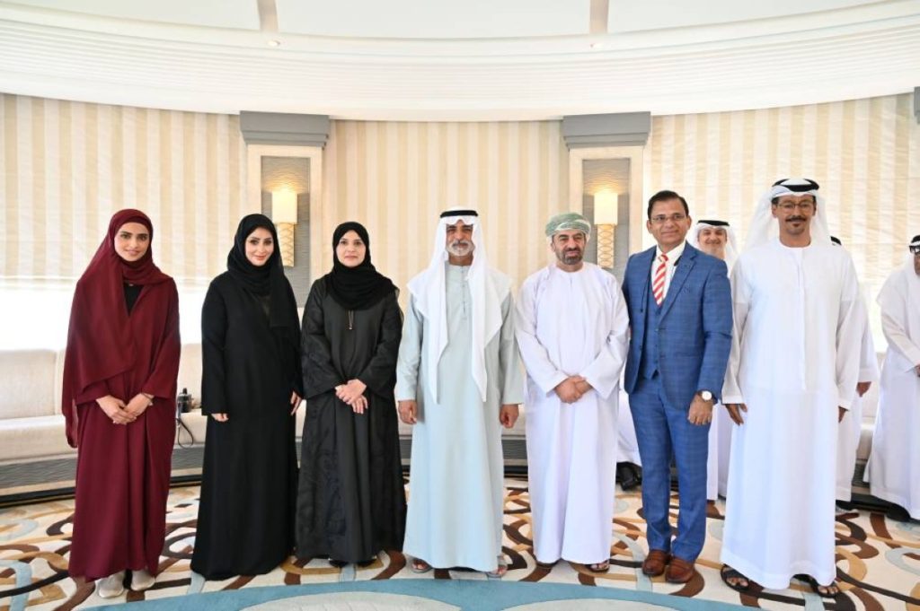 Nayhan ben Moubarak reçoit la délégation de la Fédération des Émirats de badminton